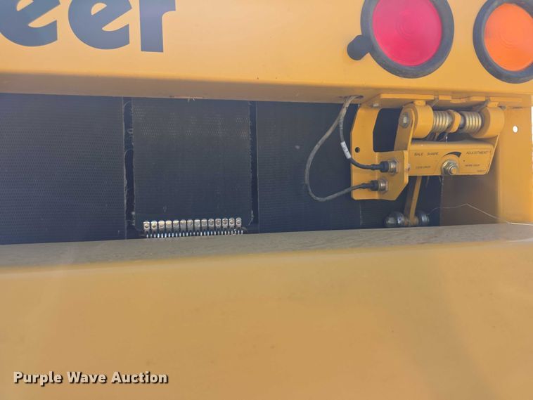 image for item DZ6386 2006 Vermeer  605M DCF Wide pickup round baler