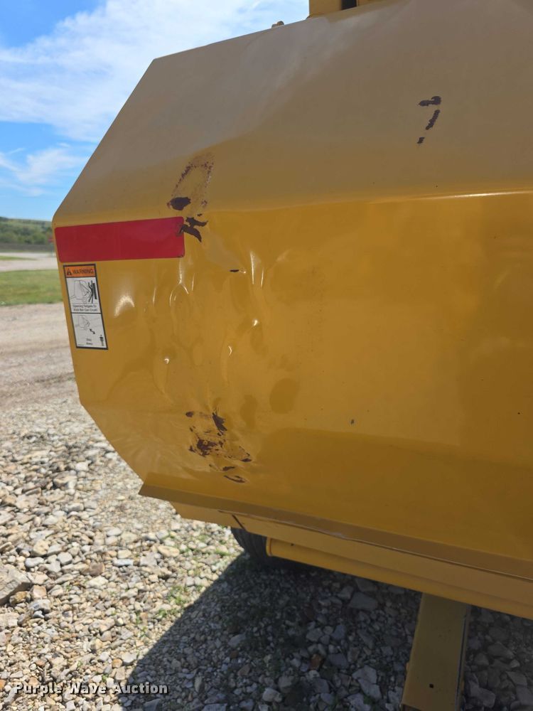 image for item DZ6386 2006 Vermeer  605M DCF Wide pickup round baler