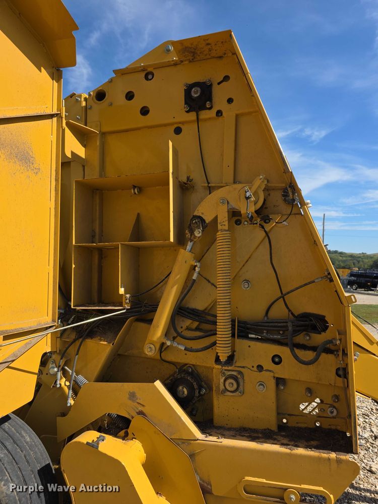 image for item DZ6386 2006 Vermeer  605M DCF Wide pickup round baler