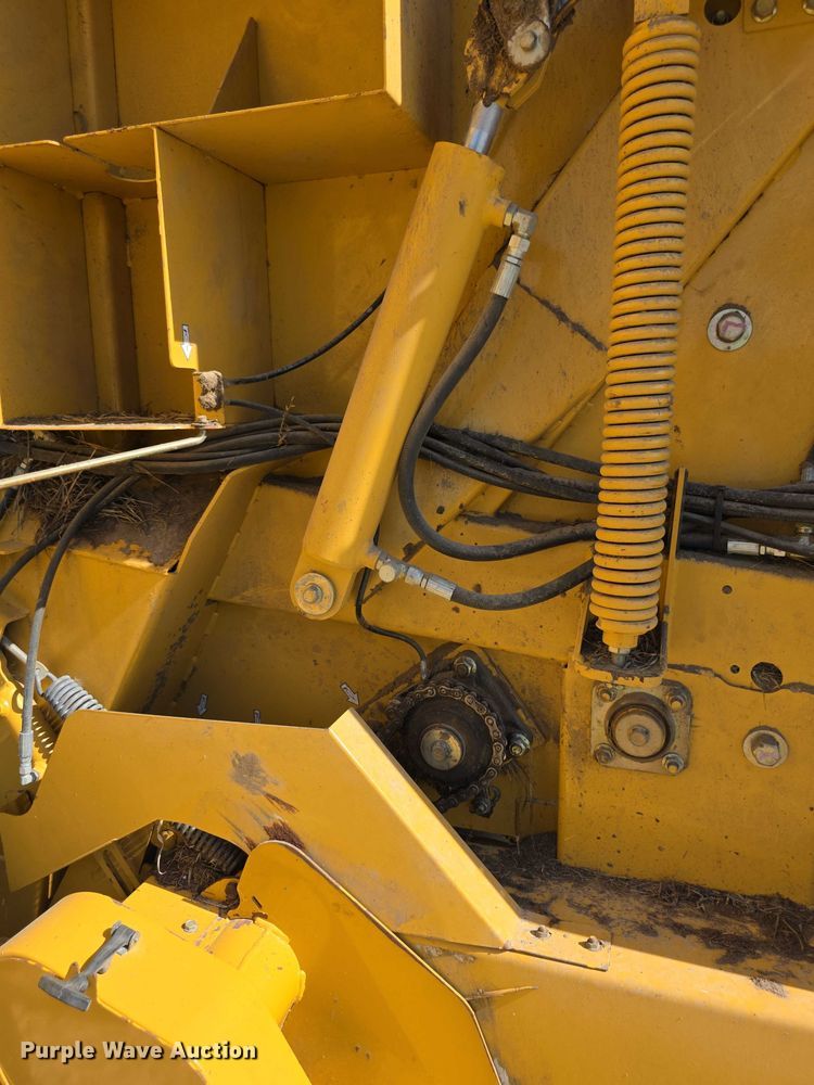 image for item DZ6386 2006 Vermeer  605M DCF Wide pickup round baler