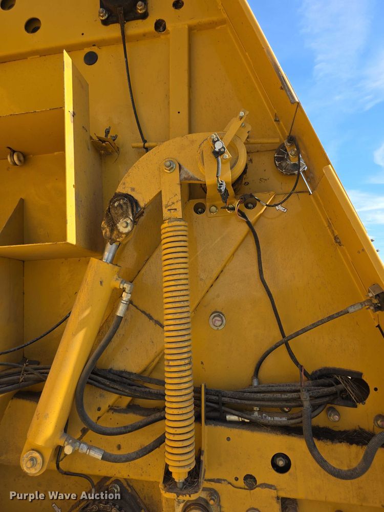 image for item DZ6386 2006 Vermeer  605M DCF Wide pickup round baler