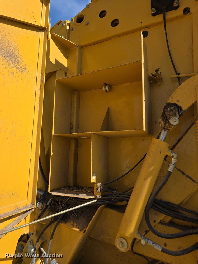 image for item DZ6386 2006 Vermeer  605M DCF Wide pickup round baler