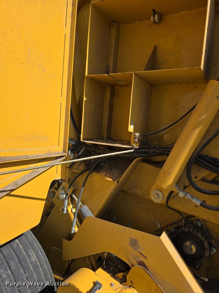 image for item DZ6386 2006 Vermeer  605M DCF Wide pickup round baler