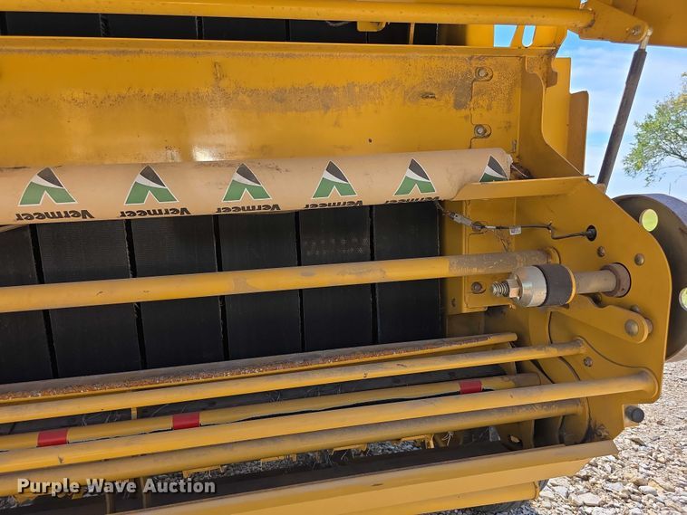 image for item DZ6386 2006 Vermeer  605M DCF Wide pickup round baler