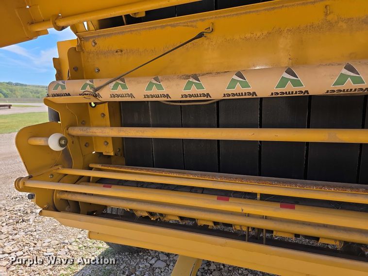 image for item DZ6386 2006 Vermeer  605M DCF Wide pickup round baler