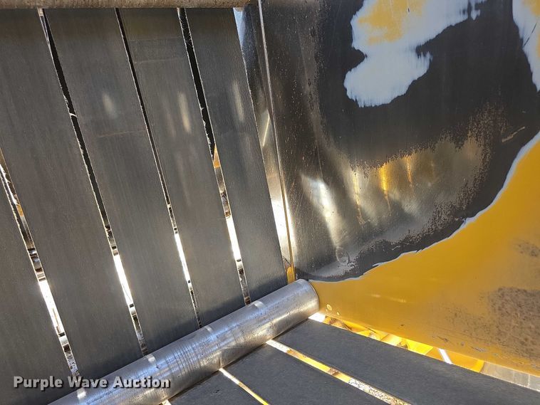 image for item DZ6386 2006 Vermeer  605M DCF Wide pickup round baler