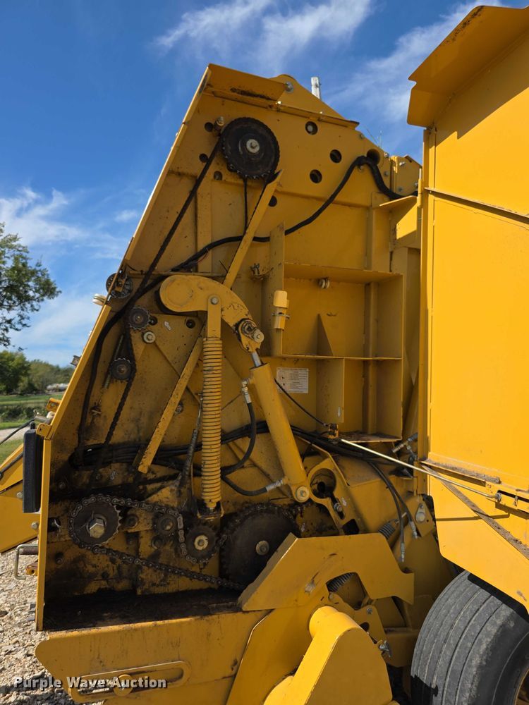 image for item DZ6386 2006 Vermeer  605M DCF Wide pickup round baler