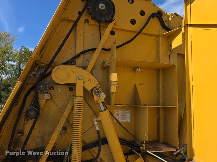 image for item DZ6386 2006 Vermeer  605M DCF Wide pickup round baler