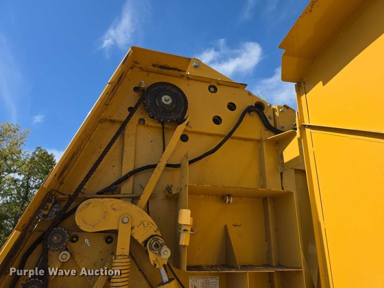 image for item DZ6386 2006 Vermeer  605M DCF Wide pickup round baler