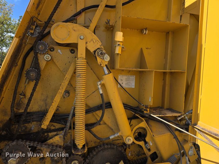image for item DZ6386 2006 Vermeer  605M DCF Wide pickup round baler