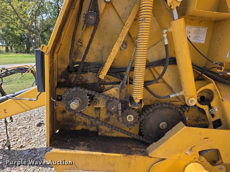 image for item DZ6386 2006 Vermeer  605M DCF Wide pickup round baler