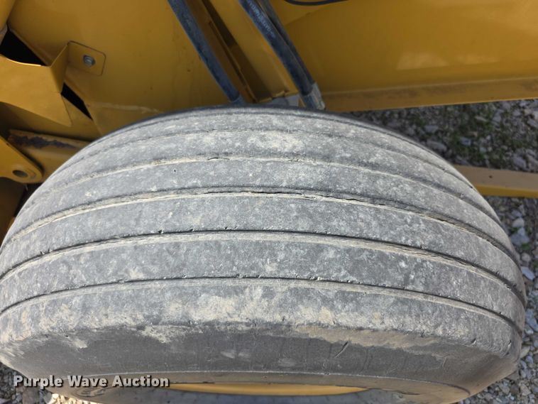 image for item DZ6386 2006 Vermeer  605M DCF Wide pickup round baler