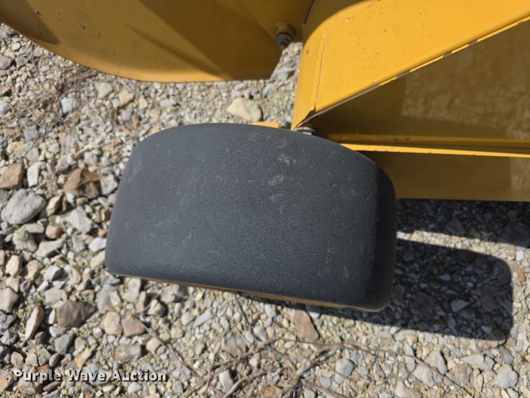 image for item DZ6386 2006 Vermeer  605M DCF Wide pickup round baler