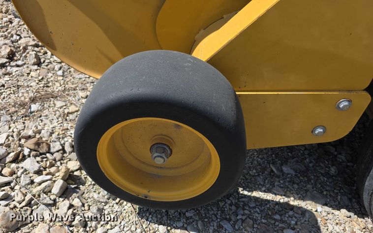 image for item DZ6386 2006 Vermeer  605M DCF Wide pickup round baler