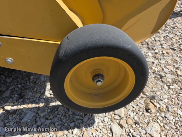 image for item DZ6386 2006 Vermeer  605M DCF Wide pickup round baler