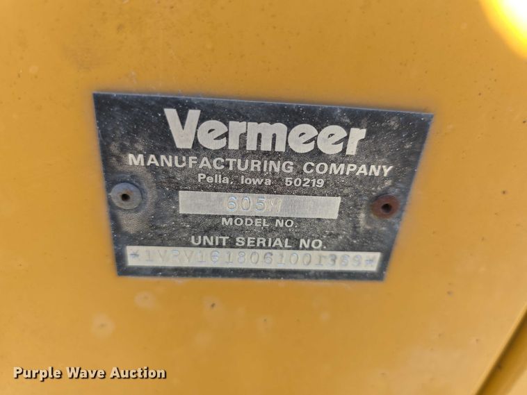 image for item DZ6386 2006 Vermeer  605M DCF Wide pickup round baler