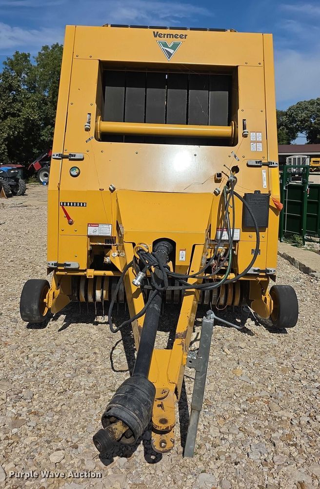image for item DZ6387 2008 Vermeer  604M DCF Wide pickup round baler