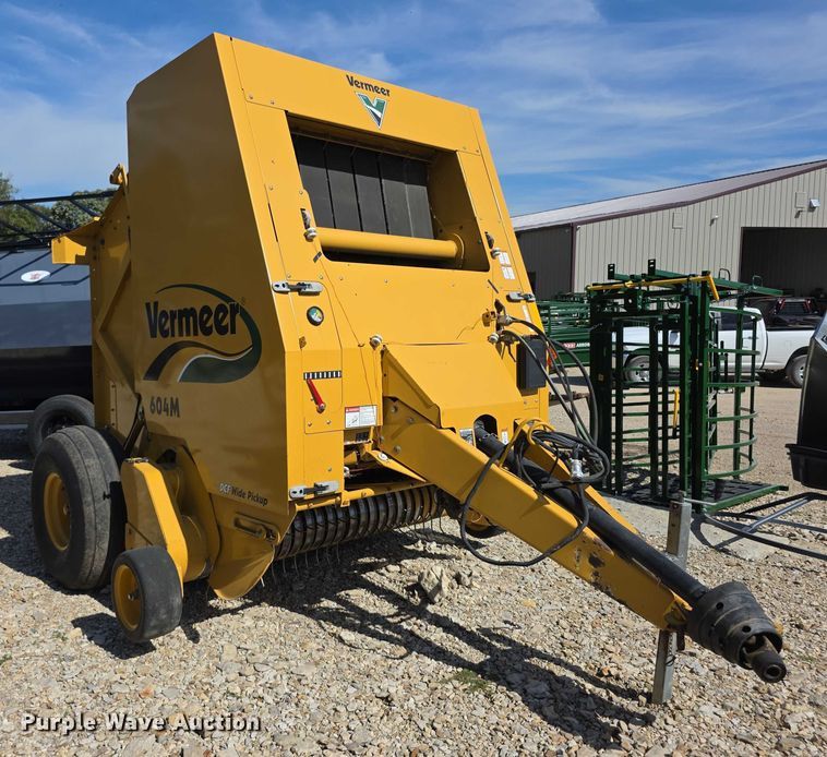 image for item DZ6387 2008 Vermeer  604M DCF Wide pickup round baler
