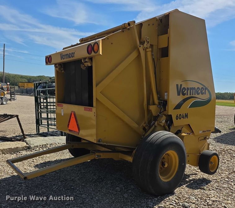 image for item DZ6387 2008 Vermeer  604M DCF Wide pickup round baler