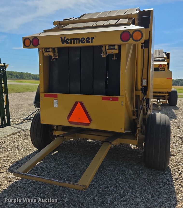image for item DZ6387 2008 Vermeer  604M DCF Wide pickup round baler