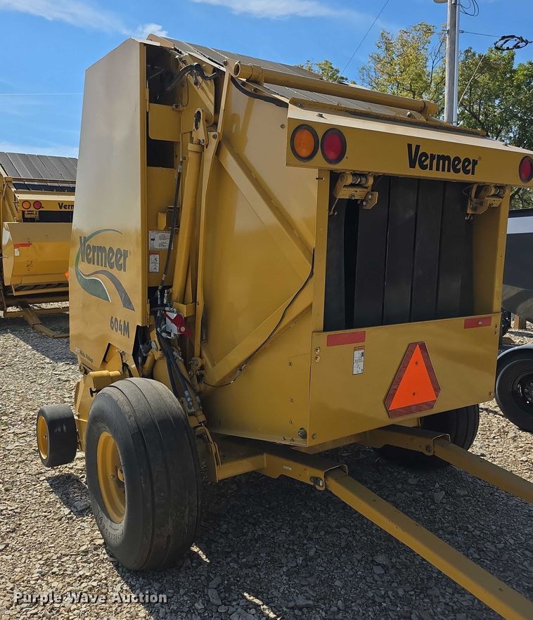 image for item DZ6387 2008 Vermeer  604M DCF Wide pickup round baler