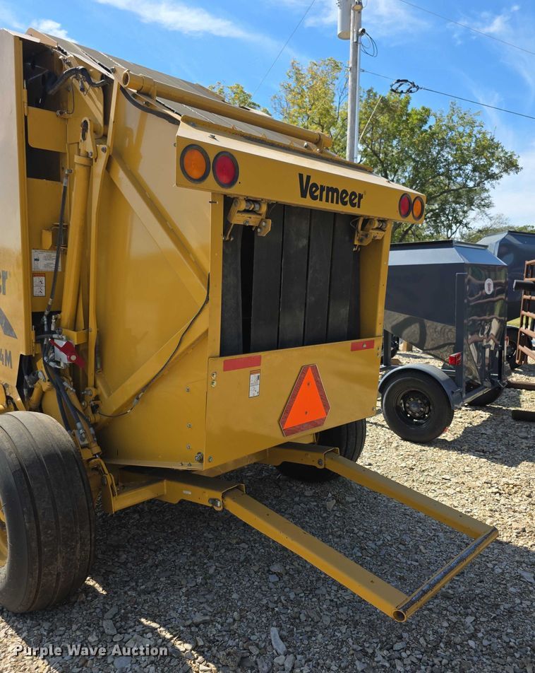 image for item DZ6387 2008 Vermeer  604M DCF Wide pickup round baler