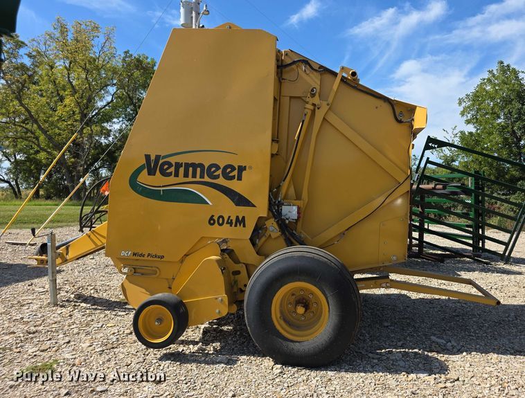 image for item DZ6387 2008 Vermeer  604M DCF Wide pickup round baler