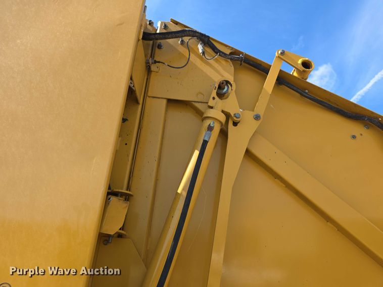 image for item DZ6387 2008 Vermeer  604M DCF Wide pickup round baler