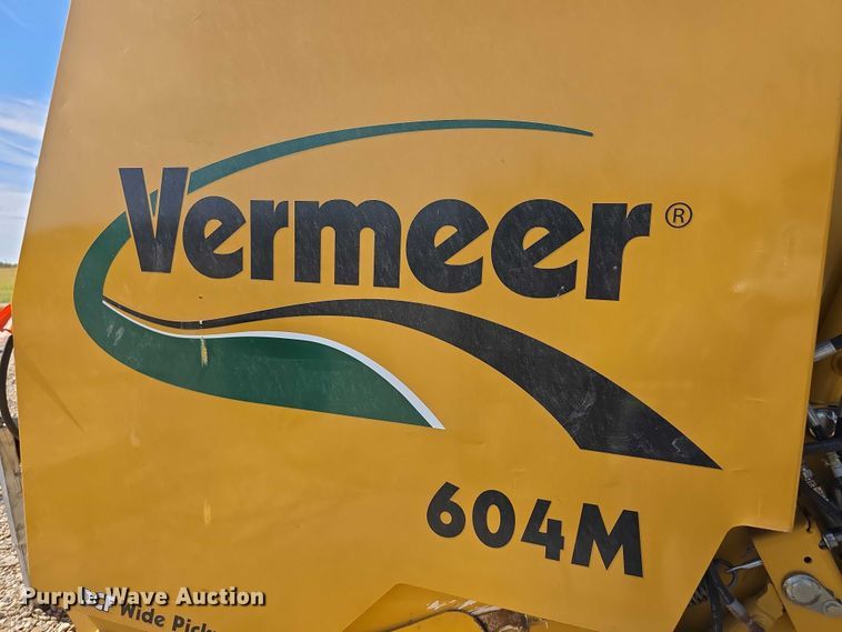 image for item DZ6387 2008 Vermeer  604M DCF Wide pickup round baler