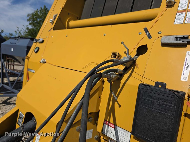 image for item DZ6387 2008 Vermeer  604M DCF Wide pickup round baler