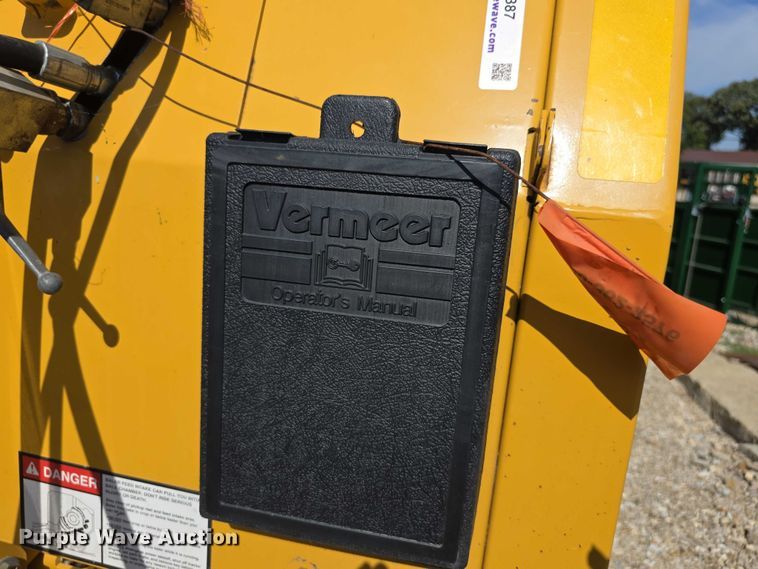 image for item DZ6387 2008 Vermeer  604M DCF Wide pickup round baler