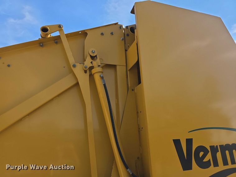 image for item DZ6387 2008 Vermeer  604M DCF Wide pickup round baler