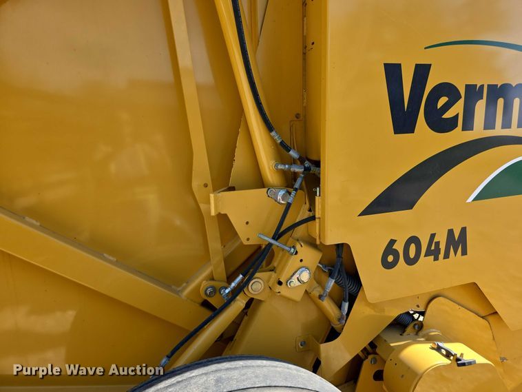 image for item DZ6387 2008 Vermeer  604M DCF Wide pickup round baler