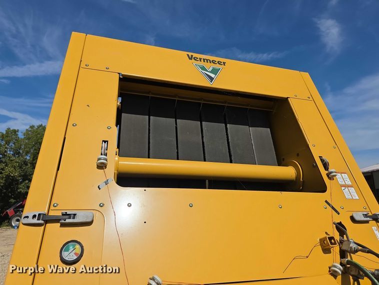image for item DZ6387 2008 Vermeer  604M DCF Wide pickup round baler