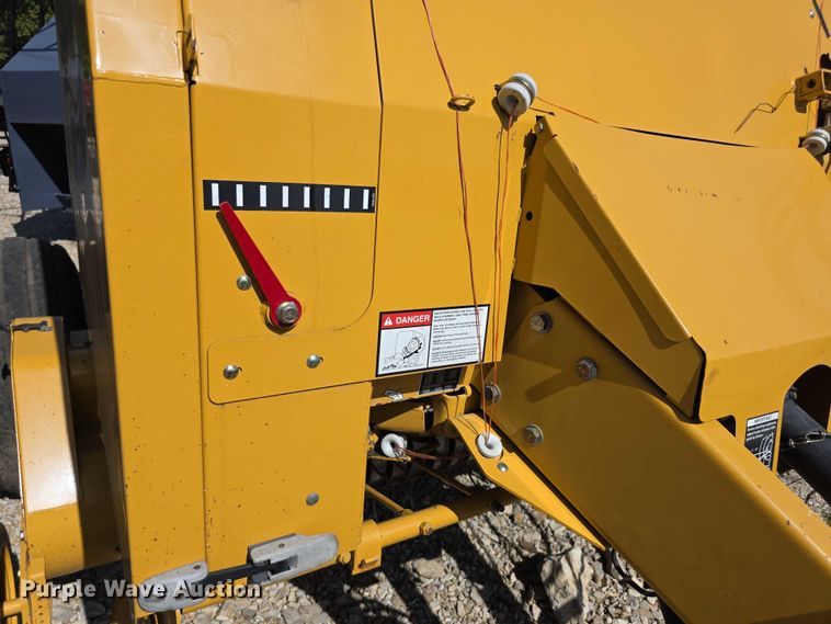 image for item DZ6387 2008 Vermeer  604M DCF Wide pickup round baler