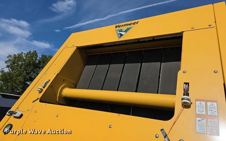 image for item DZ6387 2008 Vermeer  604M DCF Wide pickup round baler