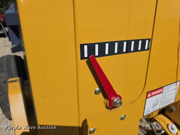 image for item DZ6387 2008 Vermeer  604M DCF Wide pickup round baler