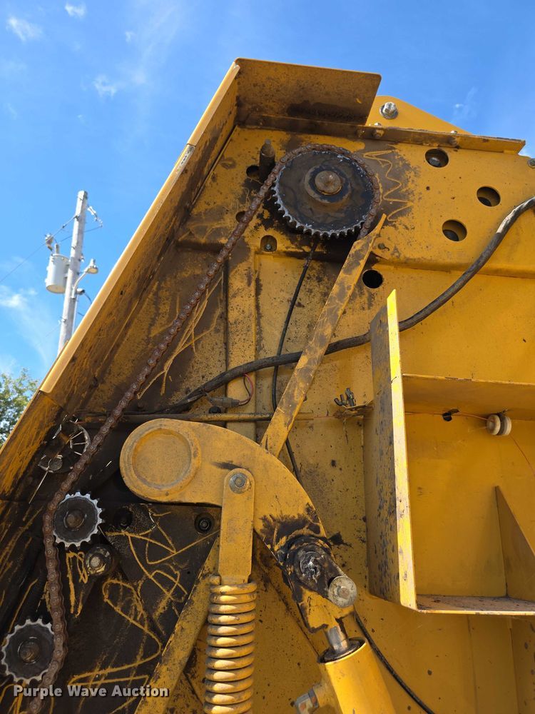 image for item DZ6387 2008 Vermeer  604M DCF Wide pickup round baler