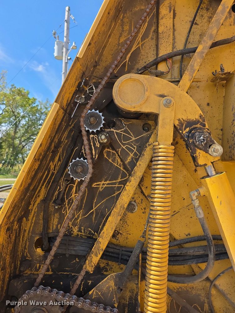 image for item DZ6387 2008 Vermeer  604M DCF Wide pickup round baler