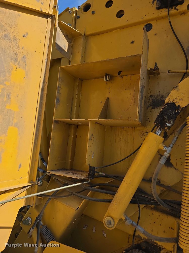 image for item DZ6387 2008 Vermeer  604M DCF Wide pickup round baler