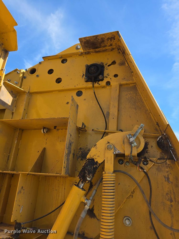 image for item DZ6387 2008 Vermeer  604M DCF Wide pickup round baler