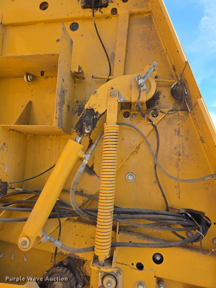 image for item DZ6387 2008 Vermeer  604M DCF Wide pickup round baler