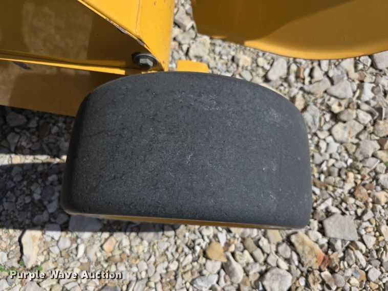 image for item DZ6387 2008 Vermeer  604M DCF Wide pickup round baler