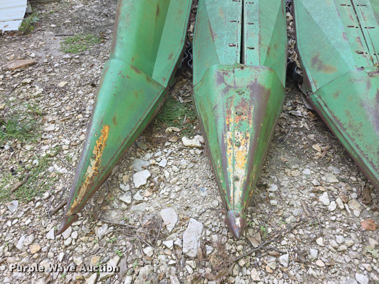 image for item DZ6391 John Deere  650 row header corn head