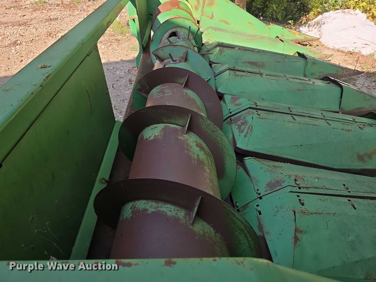 image for item DZ6391 John Deere  650 row header corn head