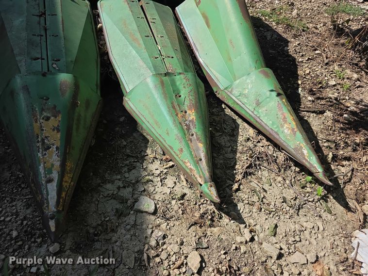 image for item DZ6391 John Deere  650 row header corn head