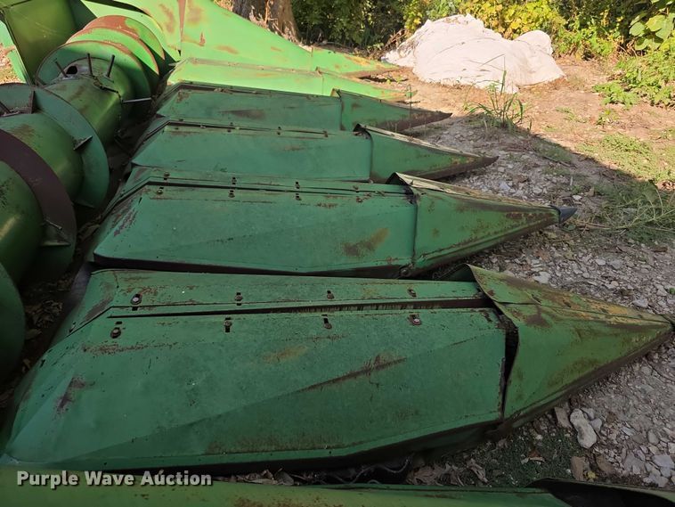 image for item DZ6391 John Deere  650 row header corn head
