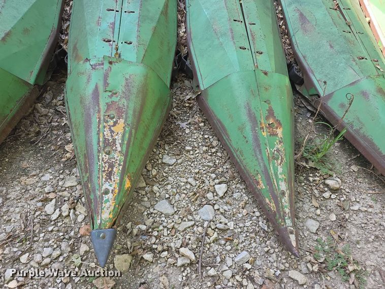 image for item DZ6391 John Deere  650 row header corn head