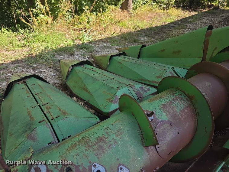 image for item DZ6391 John Deere  650 row header corn head