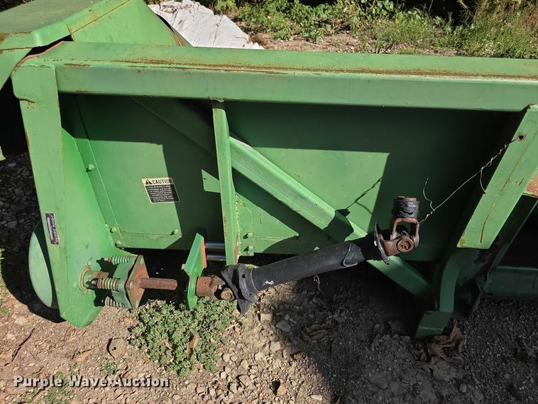 image for item DZ6391 John Deere  650 row header corn head